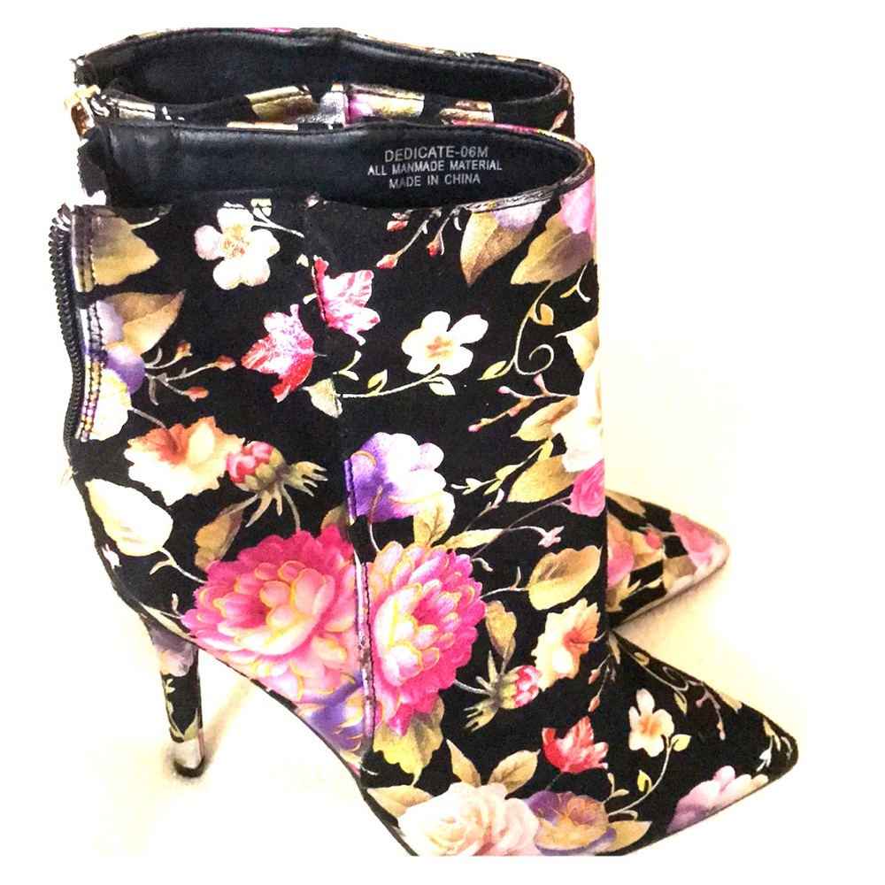 Rouge size 6 boots.